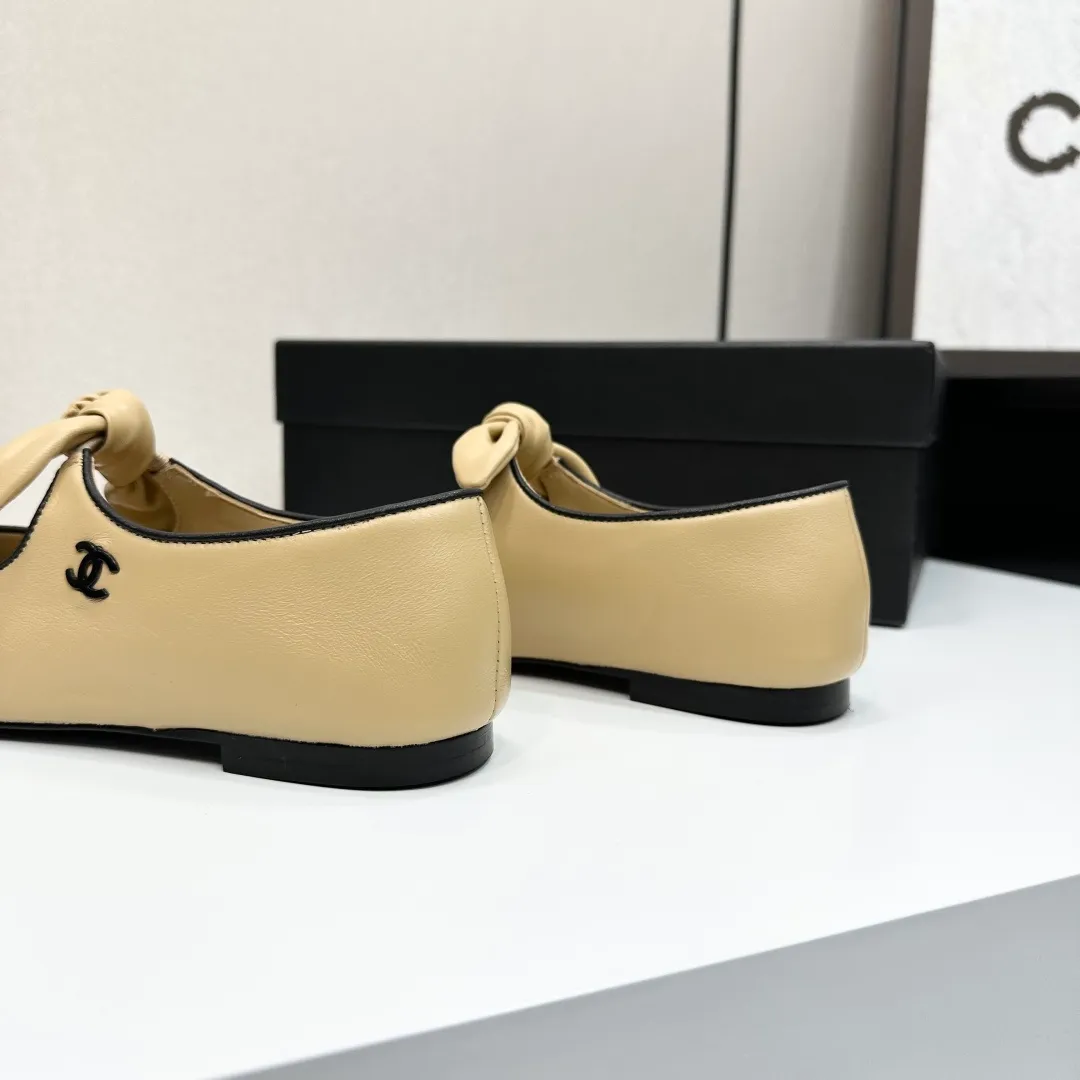 👟👟Ex-factory price 480👟👟 Chanel 25C Early Spring Mary Jane Shoes Series This season’s shoes are all great! The pure black Mary Jane is very comfortable on the feet and the upper leather is also very soft, so you don’t have to worry about rubbing your feet. The bunny ears are also very cute, and the black and white color matching and black fabric cover are very nice. Upper cowhide, inner sheepskin, leather outsole Size: 35-39 40/41 customized